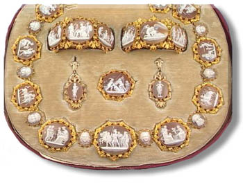 GOLD AND SHELL CAMEO PARURE, CIRCA 1835